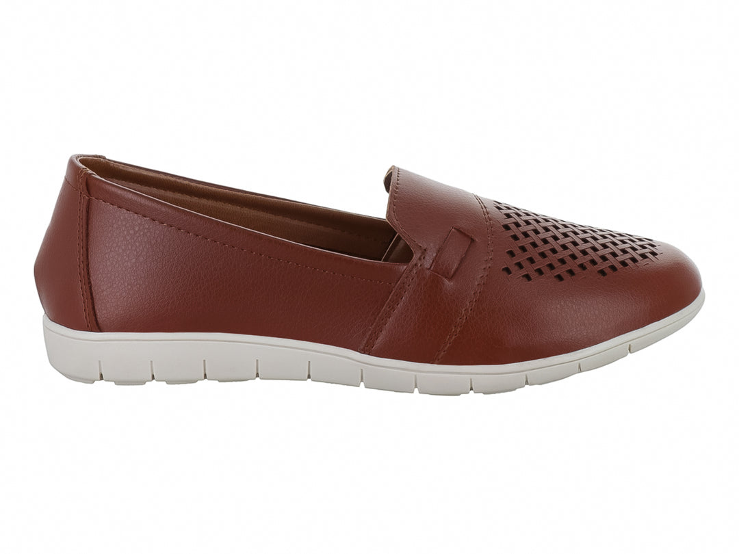 Zapato plano color tan para mujer con detalle de tejido calado en la parte superior y suela blanca.