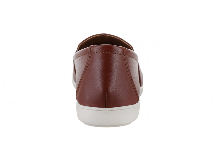 Zapato plano color tan para mujer con detalle de tejido calado en la parte superior y suela blanca.
