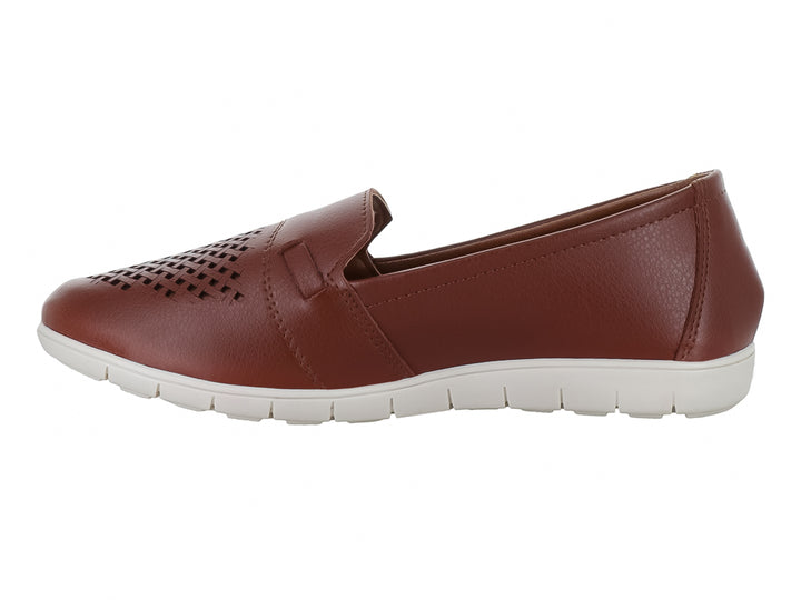 Zapato plano color tan para mujer con detalle de tejido calado en la parte superior y suela blanca.