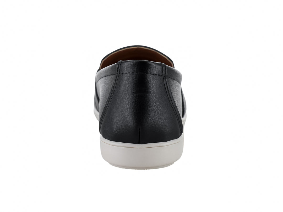 Zapato plano Maxim modelo Florentina en color negro con detalles perforados y suela blanca.