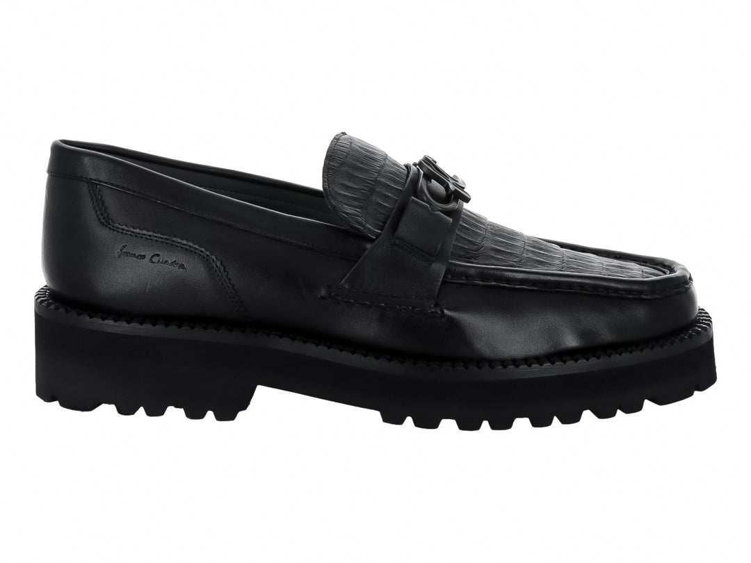 Zapato mocasín Cuadra en color negro con textura de piel de caimán y suela gruesa dentada.