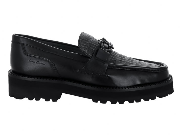 Zapato mocasín Cuadra en color negro con textura de piel de caimán y suela gruesa dentada.