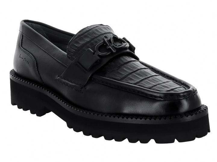 Zapato mocasín Cuadra en color negro con textura de piel de caimán y suela gruesa dentada.