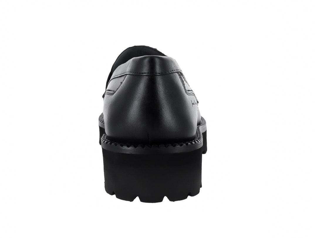 Zapato mocasín Cuadra en color negro con textura de piel de caimán y suela gruesa dentada.