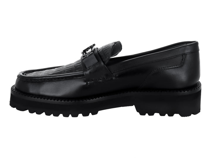 Zapato mocasín Cuadra en color negro con textura de piel de caimán y suela gruesa dentada.