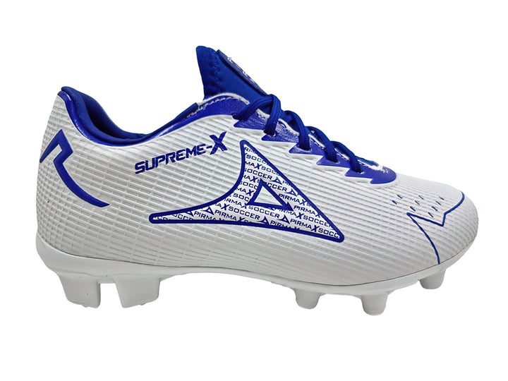 Zapato de fútbol Pirma color blanco con detalles y agujetas en azul.