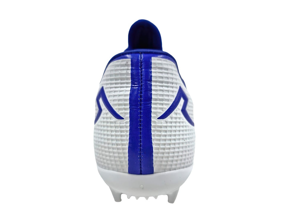 Zapato de fútbol Pirma color blanco con detalles y agujetas en azul.