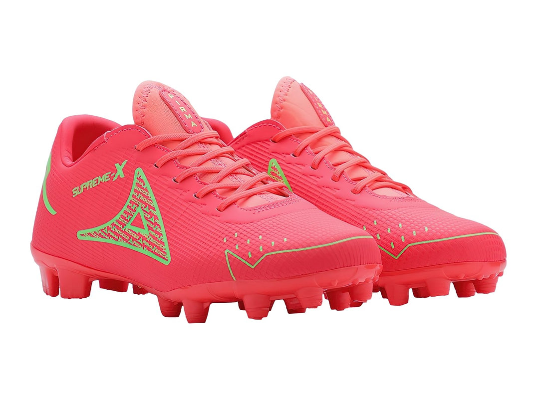 Par de zapatos de fútbol Pirma Brasil en color carmín con detalles en neón y suela de tacos.