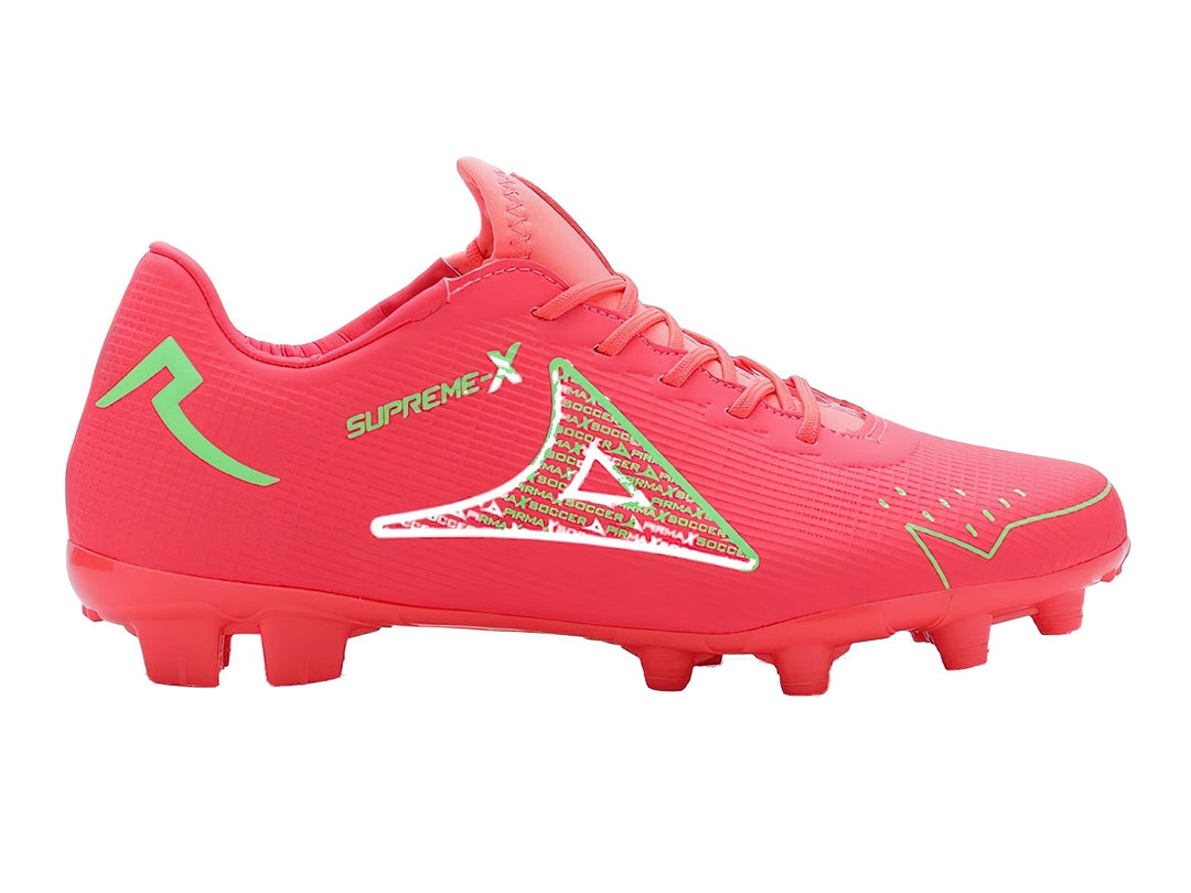 Par de zapatos de fútbol Pirma Brasil en color carmín con detalles en neón y suela de tacos.