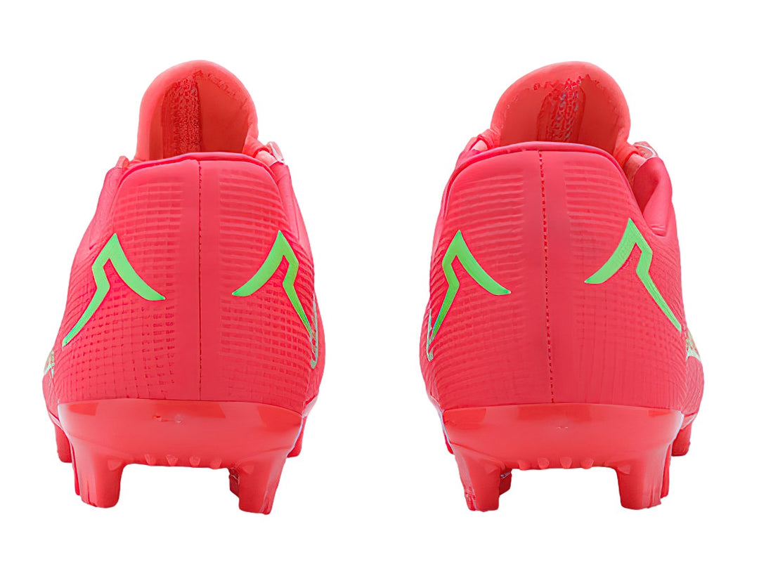 Par de zapatos de fútbol Pirma Brasil en color carmín con detalles en neón y suela de tacos.