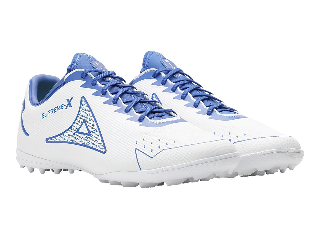 Zapatos de fútbol Pirma Brasil en color blanco con detalles en azul y suela para pasto sintético.