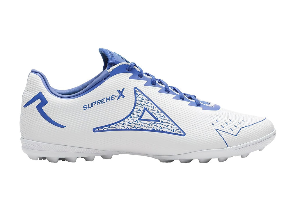 Zapatos de fútbol Pirma Brasil en color blanco con detalles en azul y suela para pasto sintético.
