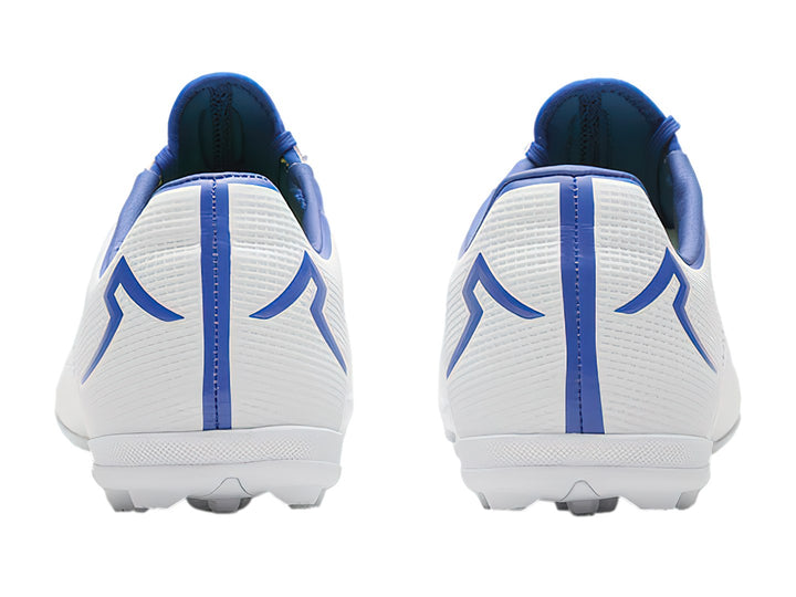 Zapatos de fútbol Pirma Brasil en color blanco con detalles en azul y suela para pasto sintético.