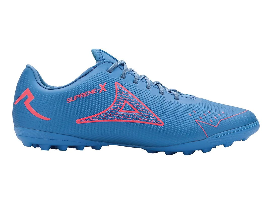 Par de zapatos de fútbol Pirma Brasil en color azul con detalles en carmín y suela para césped sintético.
