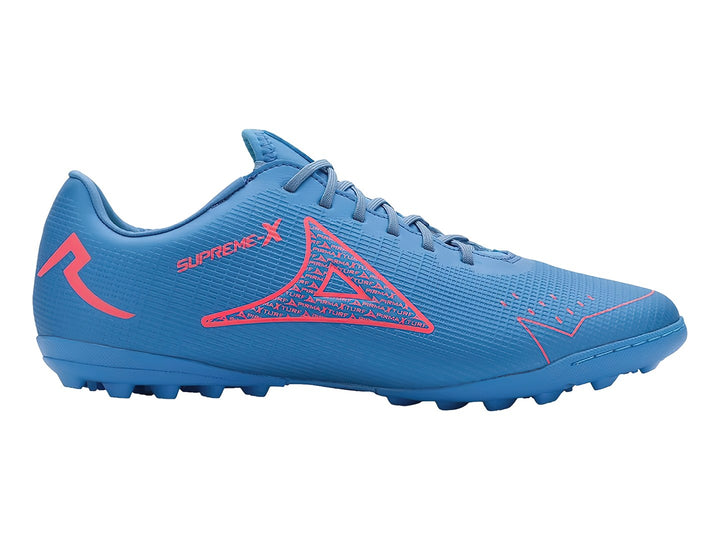 Par de zapatos de fútbol Pirma Brasil en color azul con detalles en carmín y suela para césped sintético.