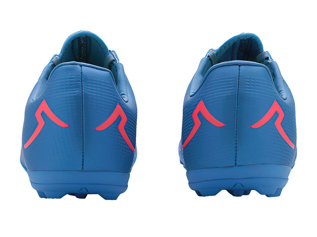 Par de zapatos de fútbol Pirma Brasil en color azul con detalles en carmín y suela para césped sintético.