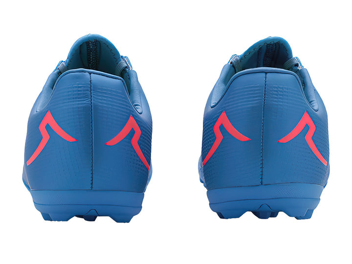 Par de zapatos de fútbol Pirma Brasil en color azul con detalles en carmín y suela para césped sintético.