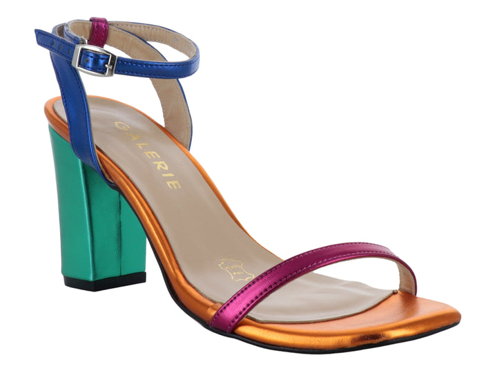 Sandalia de tacón cuadrado multicolor con acabado metálico en tonos azul, verde, naranja y rosa.