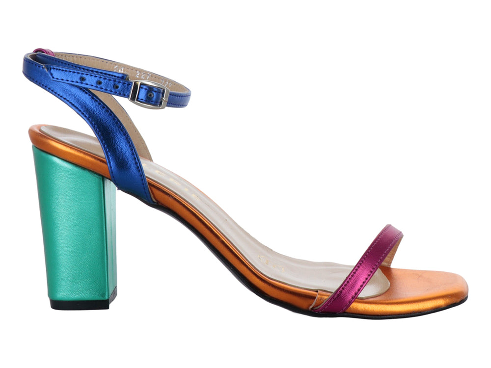 Sandalia de tacón cuadrado multicolor con acabado metálico en tonos azul, verde, naranja y rosa.