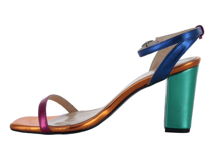 Sandalia de tacón cuadrado multicolor con acabado metálico en tonos azul, verde, naranja y rosa.