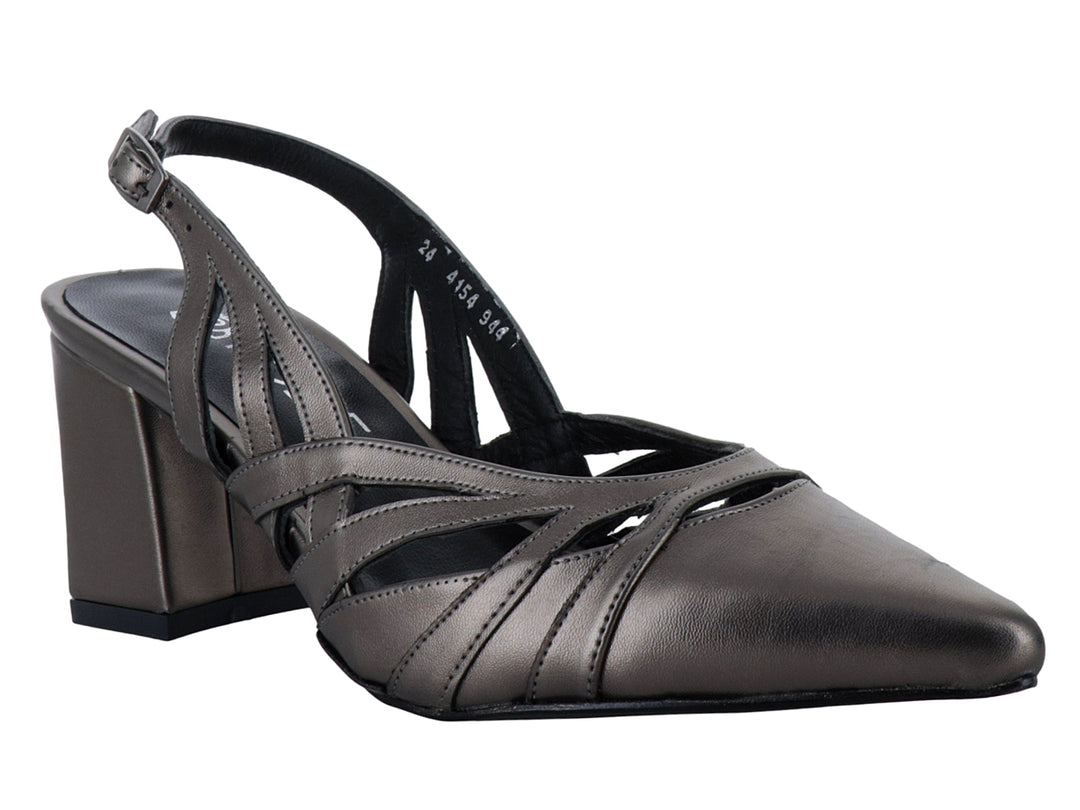Zapato formal gris metálico con tacón cuadrado y diseño de tiras entrelazadas en el empeine.