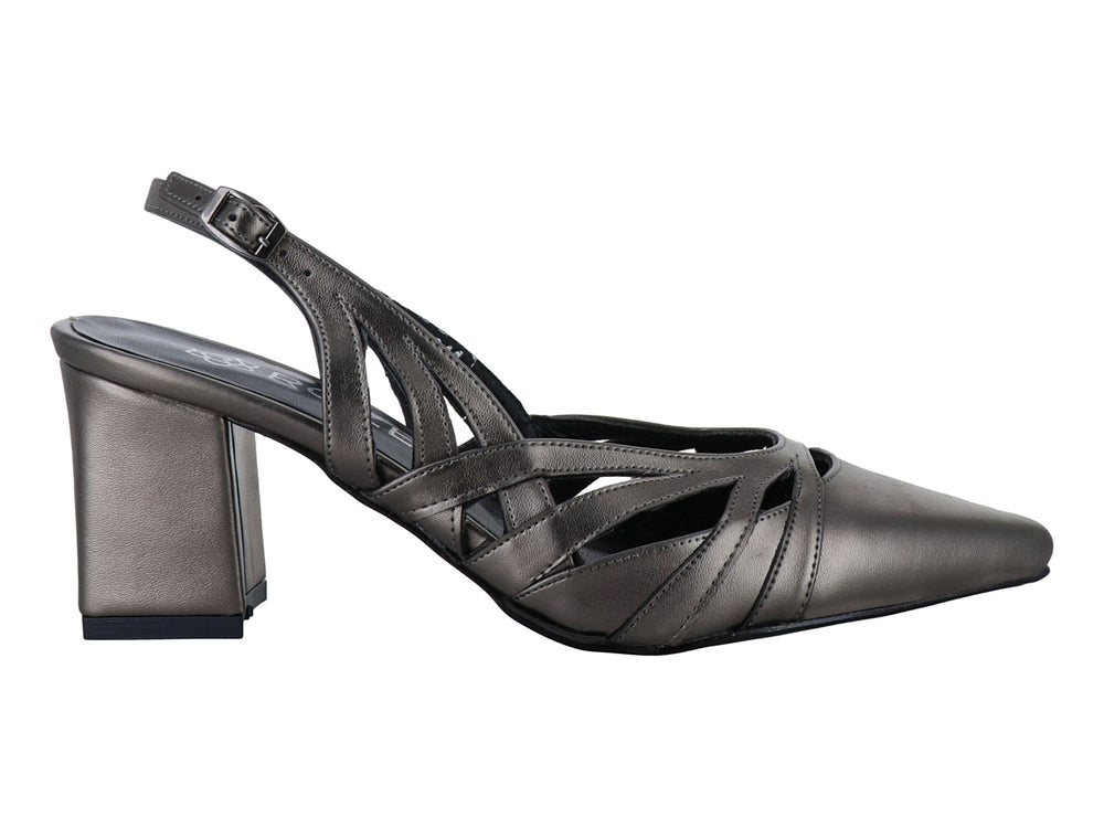Zapato formal gris metálico con tacón cuadrado y diseño de tiras entrelazadas en el empeine.