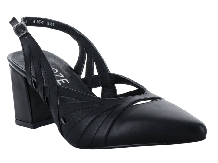 Zapato negro de tacón grueso con punta fina y diseño de tiras cruzadas.