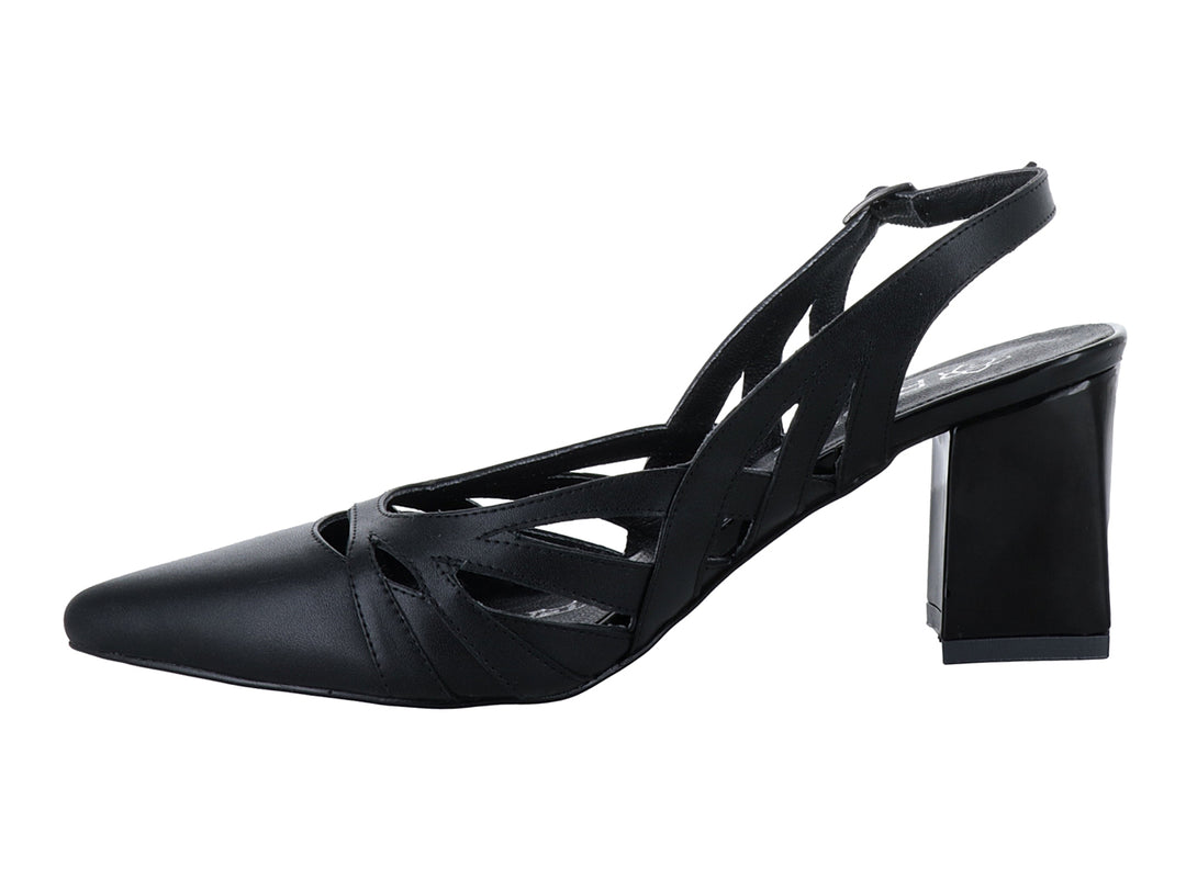 Zapato negro de tacón grueso con punta fina y diseño de tiras cruzadas.