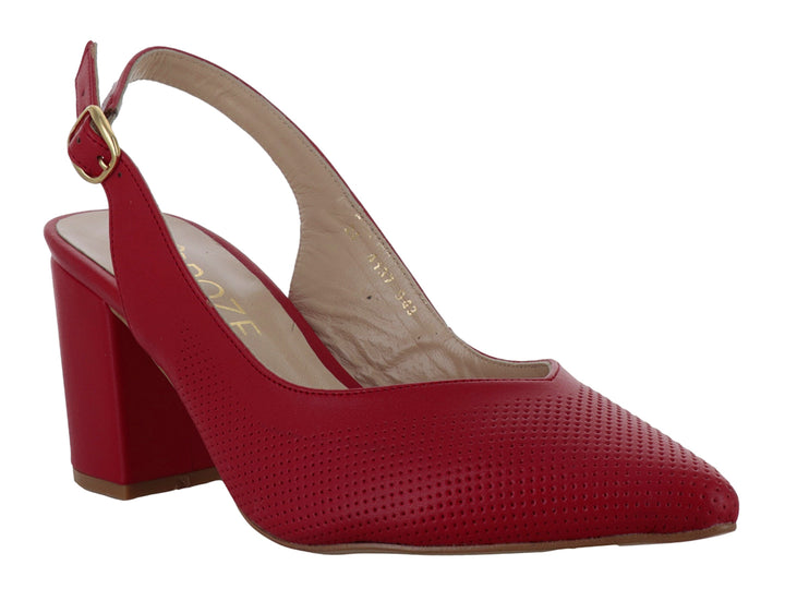 Zapato cerrado de tacón cuadrado color rojo con detalle perforado en la punta y correa con hebilla.