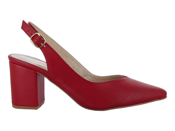 Zapato cerrado de tacón cuadrado color rojo con detalle perforado en la punta y correa con hebilla.