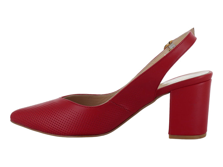 Zapato cerrado de tacón cuadrado color rojo con detalle perforado en la punta y correa con hebilla.