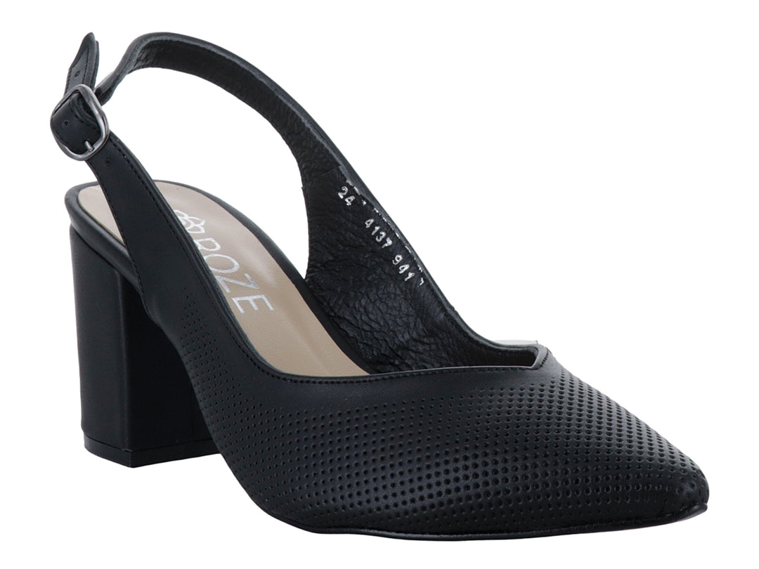 Zapato negro de tacón grueso y punta cerrada con textura perforada y correa ajustable al tobillo para mujer.