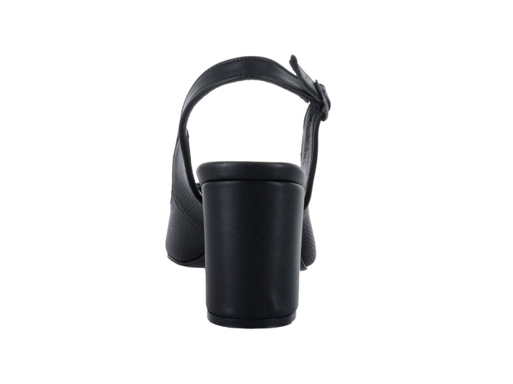 Zapato negro de tacón grueso y punta cerrada con textura perforada y correa ajustable al tobillo para mujer.