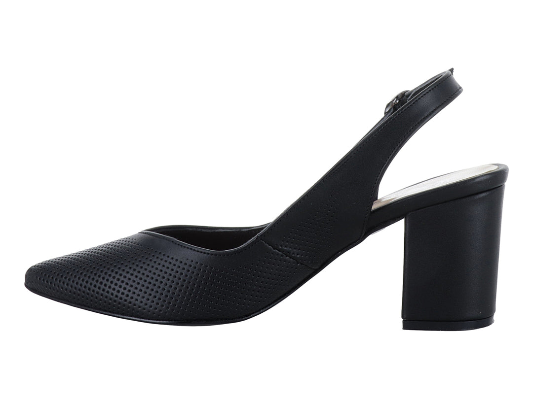 Zapato negro de tacón grueso y punta cerrada con textura perforada y correa ajustable al tobillo para mujer.