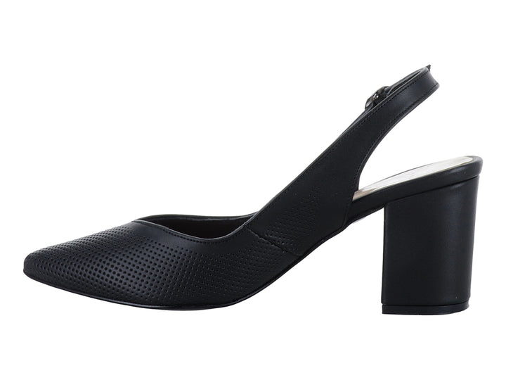 Zapato negro de tacón grueso y punta cerrada con textura perforada y correa ajustable al tobillo para mujer.