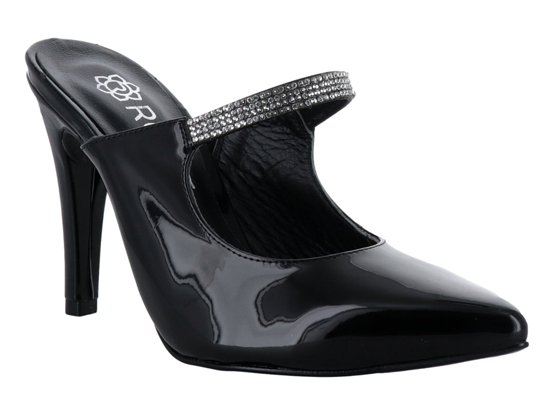 Zapato de tacón alto negro de charol con correa de brillantes y punta cerrada.