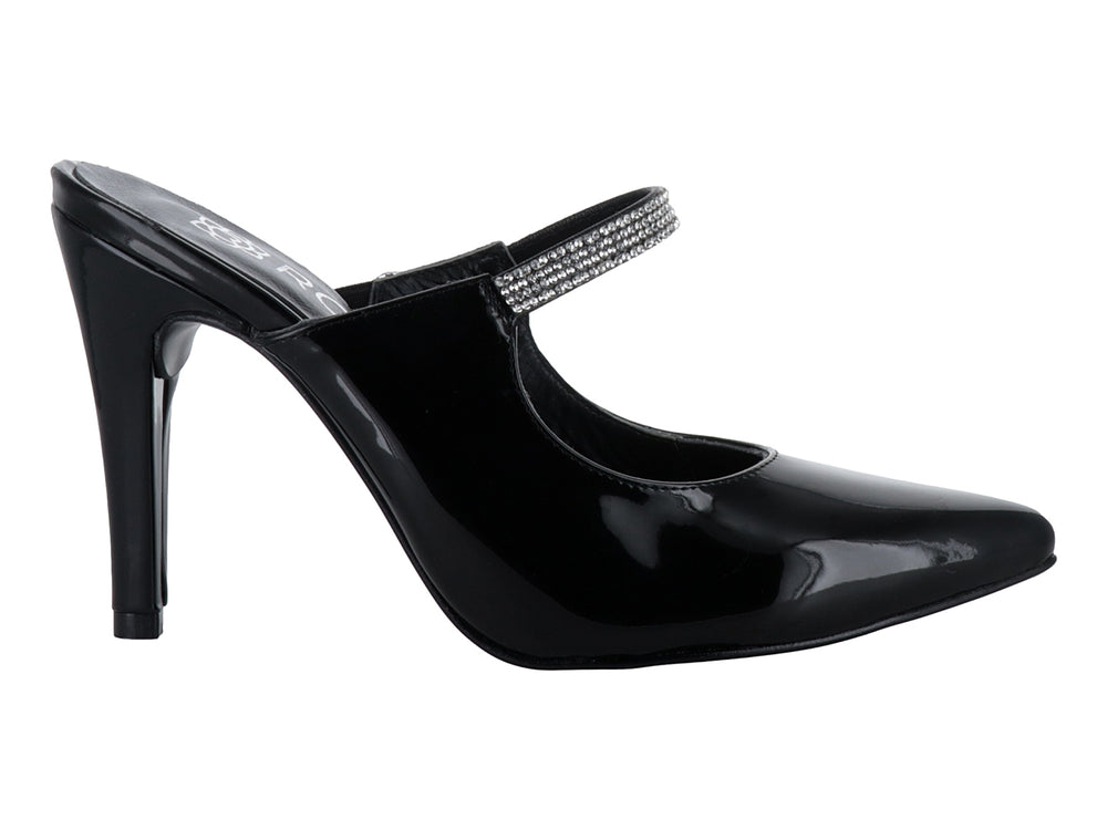 Zapato de tacón alto negro de charol con correa de brillantes y punta cerrada.