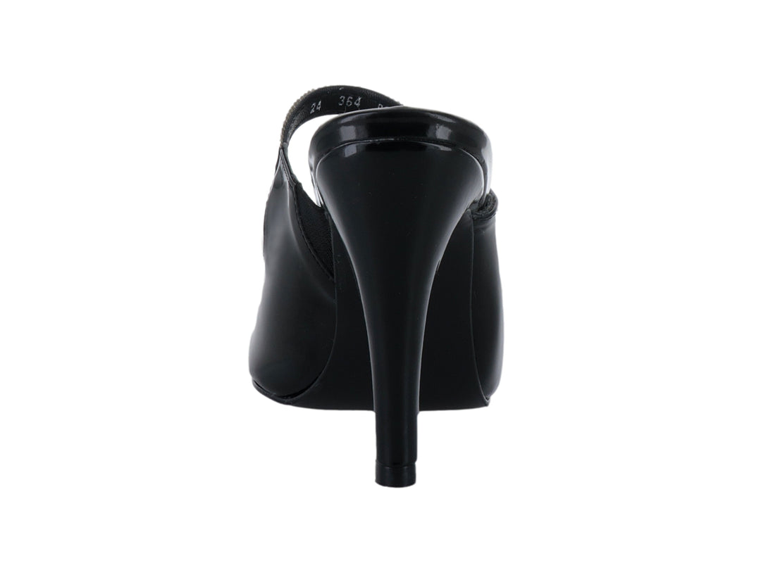 Zapato de tacón alto negro de charol con correa de brillantes y punta cerrada.