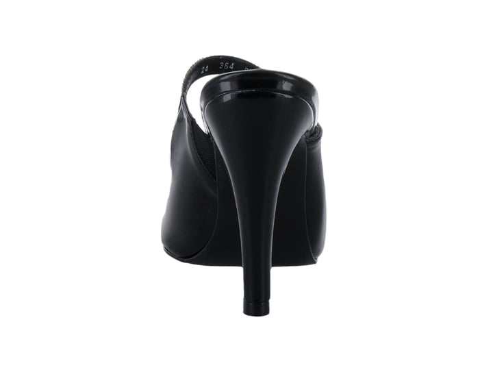 Zapato de tacón alto negro de charol con correa de brillantes y punta cerrada.