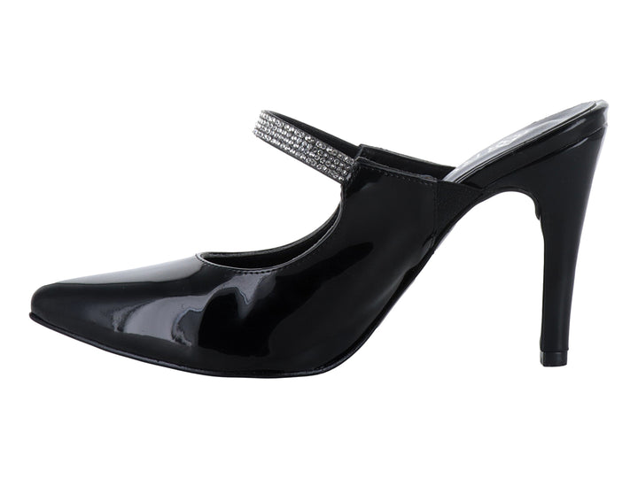 Zapato de tacón alto negro de charol con correa de brillantes y punta cerrada.
