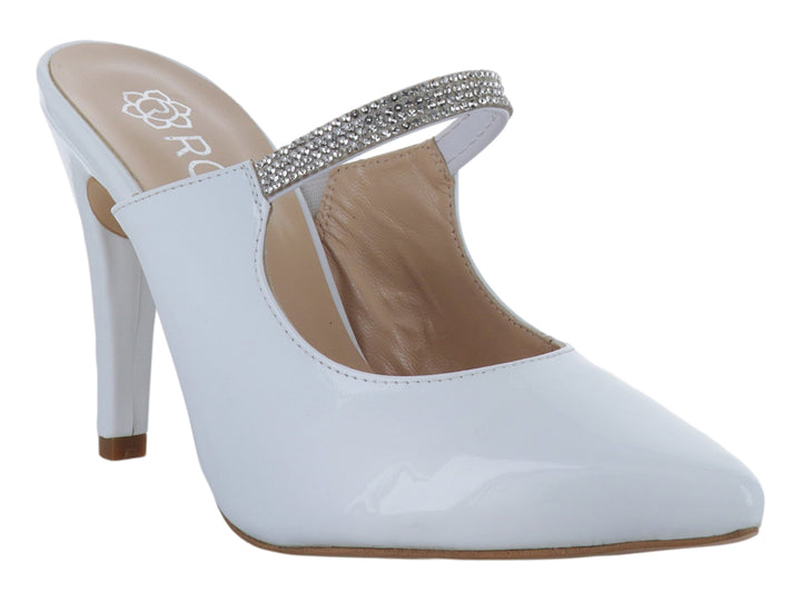 Zapato de tacón blanco en acabado charol con correa decorada con cristales plateados y punta cerrada.