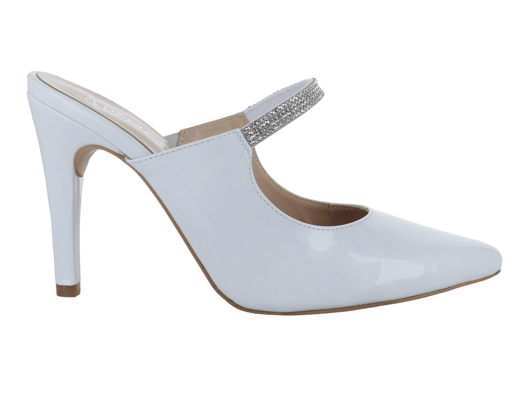 Zapato de tacón blanco en acabado charol con correa decorada con cristales plateados y punta cerrada.