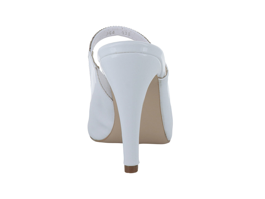 Zapato de tacón blanco en acabado charol con correa decorada con cristales plateados y punta cerrada.