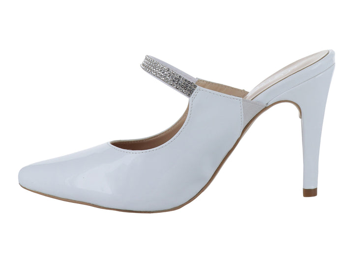 Zapato de tacón blanco en acabado charol con correa decorada con cristales plateados y punta cerrada.