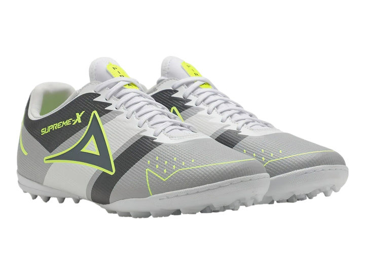 Zapato de fútbol Pirma Brasil en color gris con detalles en verde neón y suela para césped sintético.