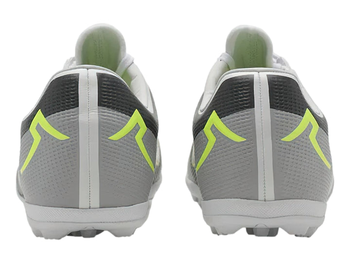 Zapato de fútbol Pirma Brasil en color gris con detalles en verde neón y suela para césped sintético.