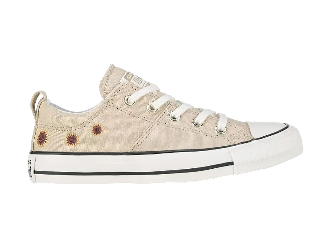Tenis Converse Chuck Taylor All Star Madison Ox en color Oat Milk con pequeños detalles bordados laterales.