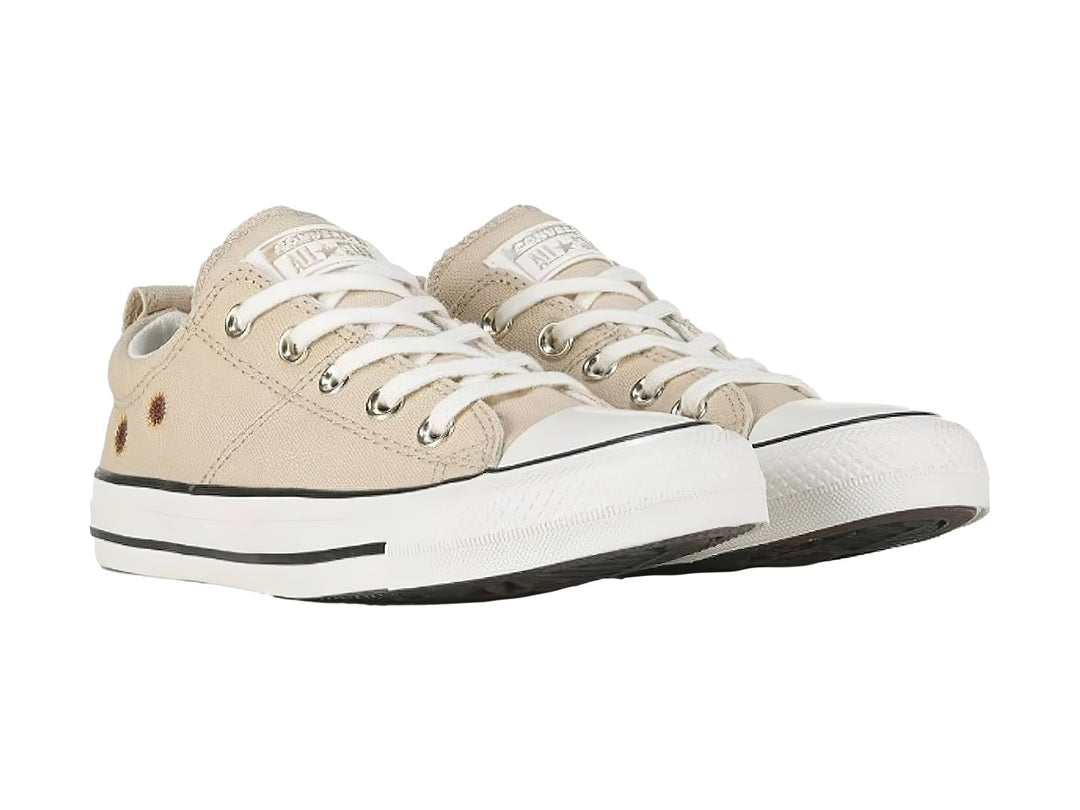 Tenis Converse Chuck Taylor All Star Madison Ox en color Oat Milk con pequeños detalles bordados laterales.
