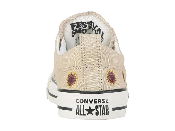 Tenis Converse Chuck Taylor All Star Madison Ox en color Oat Milk con pequeños detalles bordados laterales.