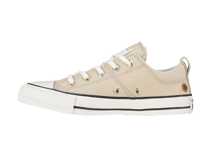 Tenis Converse Chuck Taylor All Star Madison Ox en color Oat Milk con pequeños detalles bordados laterales.